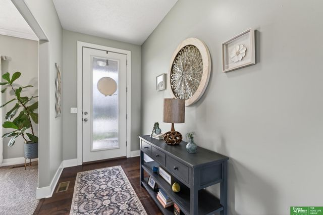 512 Sherwood Drive, Gretna, NE 68028