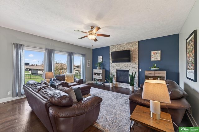 512 Sherwood Drive, Gretna, NE 68028