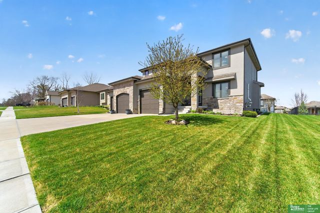 512 Sherwood Drive, Gretna, NE 68028