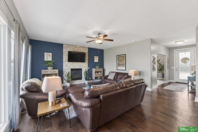 512 Sherwood Drive, Gretna, NE 68028