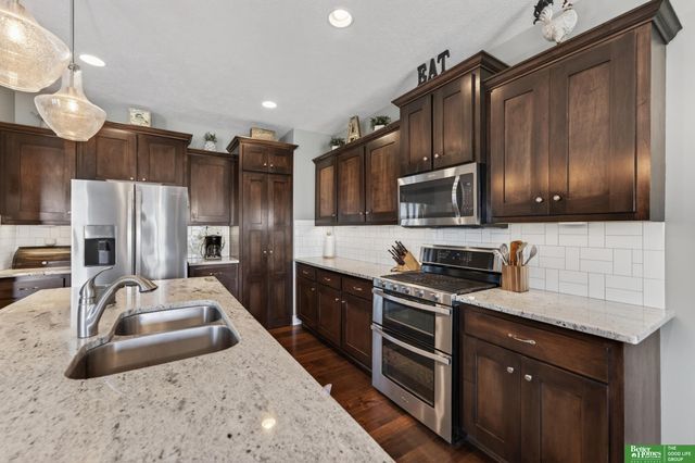 512 Sherwood Drive, Gretna, NE 68028