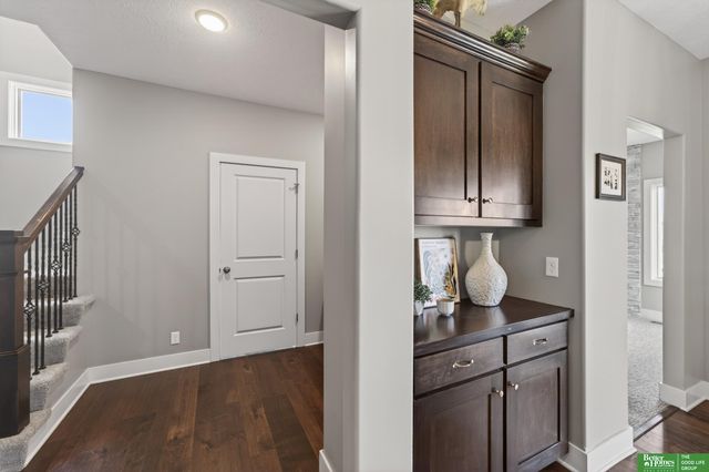 512 Sherwood Drive, Gretna, NE 68028