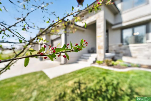 512 Sherwood Drive, Gretna, NE 68028