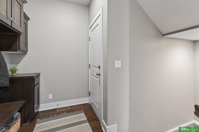512 Sherwood Drive, Gretna, NE 68028