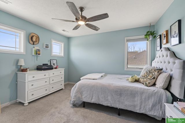 512 Sherwood Drive, Gretna, NE 68028