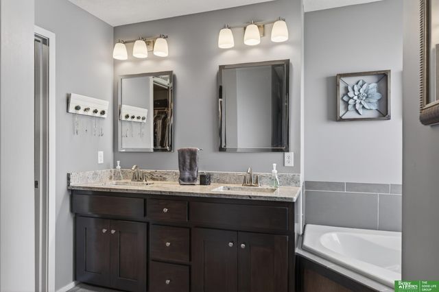 512 Sherwood Drive, Gretna, NE 68028