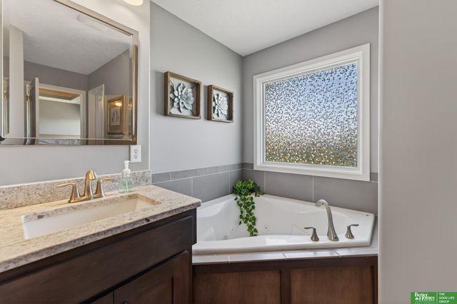 512 Sherwood Drive, Gretna, NE 68028
