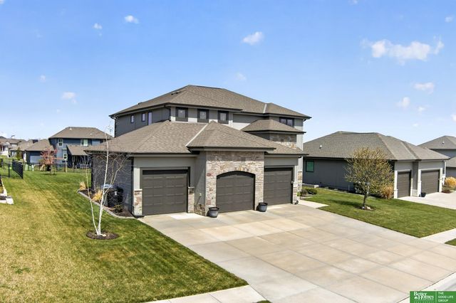 512 Sherwood Drive, Gretna, NE 68028