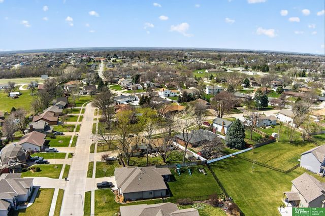 512 Sherwood Drive, Gretna, NE 68028