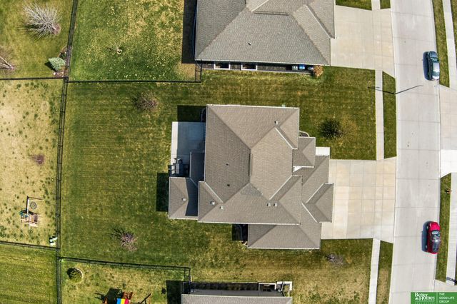 512 Sherwood Drive, Gretna, NE 68028