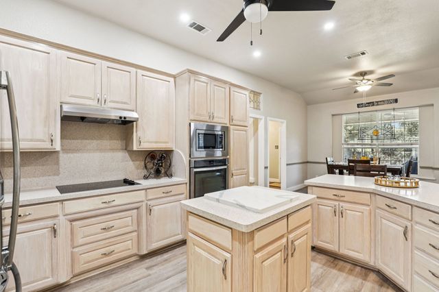 516 Shady Oaks Trail, Burleson, TX 76028