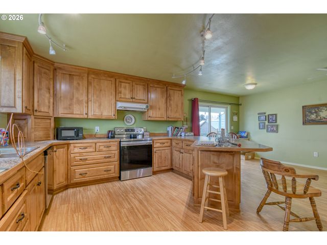 554 W HIGH St, Athena, OR 97813