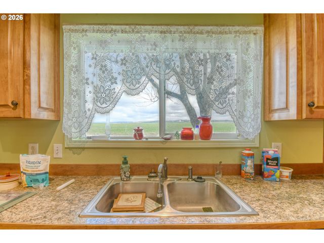 554 W HIGH St, Athena, OR 97813