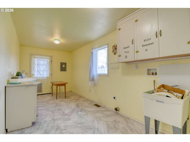 554 W HIGH St, Athena, OR 97813