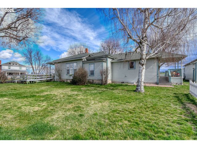 554 W HIGH St, Athena, OR 97813