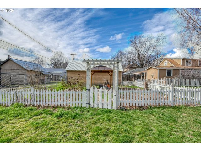 554 W HIGH St, Athena, OR 97813