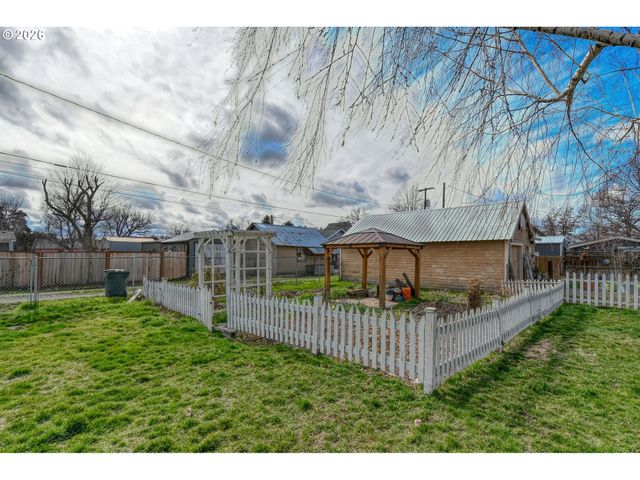 554 W HIGH St, Athena, OR 97813