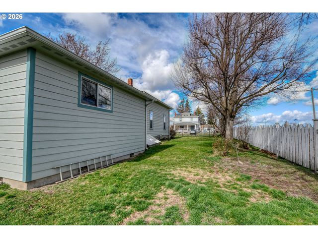 554 W HIGH St, Athena, OR 97813