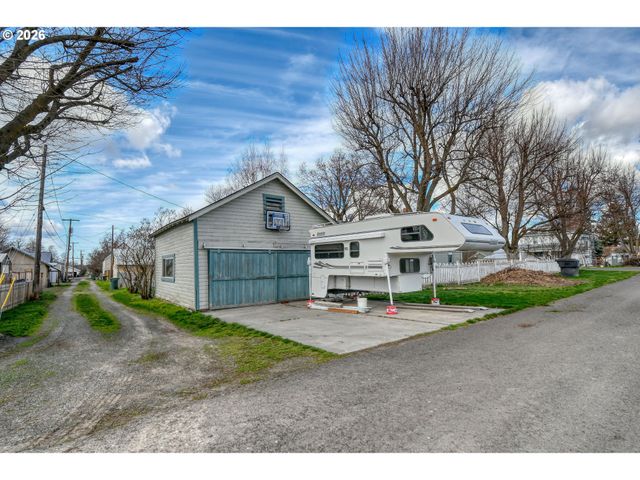 554 W HIGH St, Athena, OR 97813