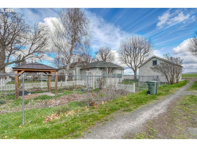 554 W HIGH St, Athena, OR 97813