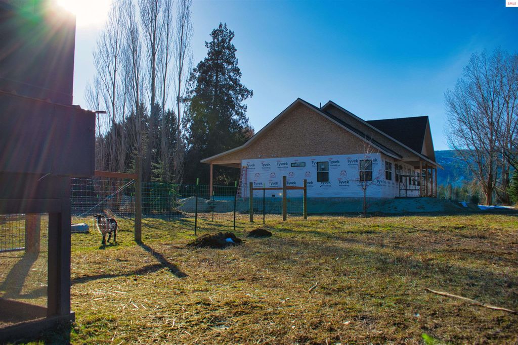 2151 Highland Flats Rd, Naples, ID 83847 photo 5