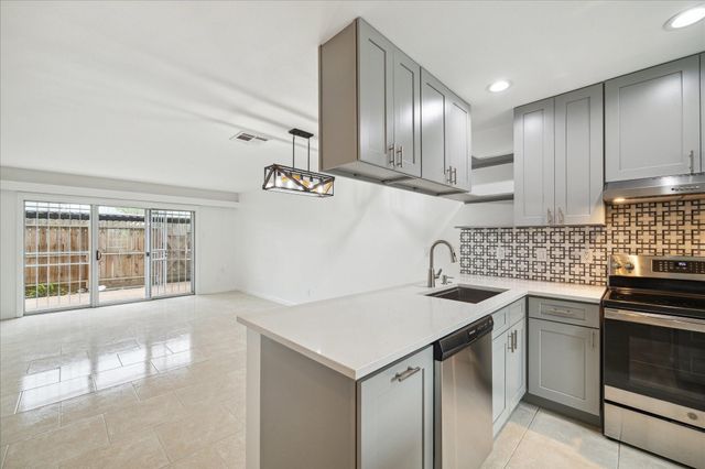 7821 Rue Saint Cyr Street 55, Houston, TX 77074