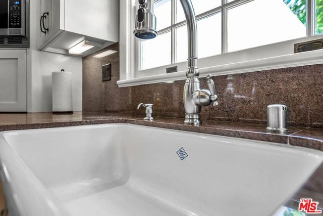 4049 Benedict Canyon Drive, Sherman Oaks, CA 91423