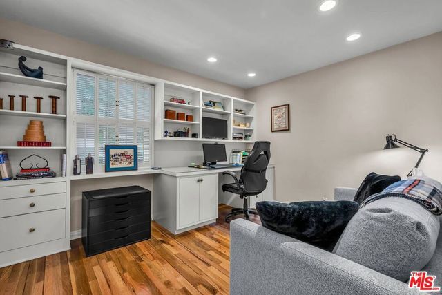 4049 Benedict Canyon Drive, Sherman Oaks, CA 91423