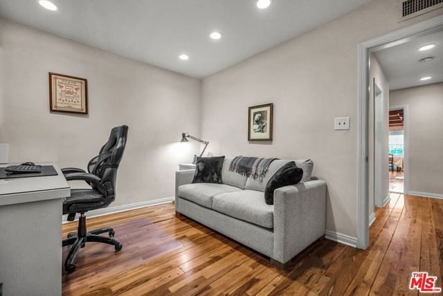 4049 Benedict Canyon Drive, Sherman Oaks, CA 91423