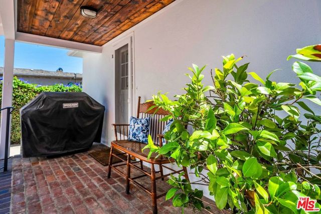 4049 Benedict Canyon Drive, Sherman Oaks, CA 91423