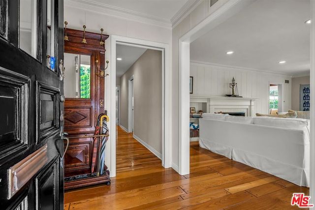 4049 Benedict Canyon Drive, Sherman Oaks, CA 91423