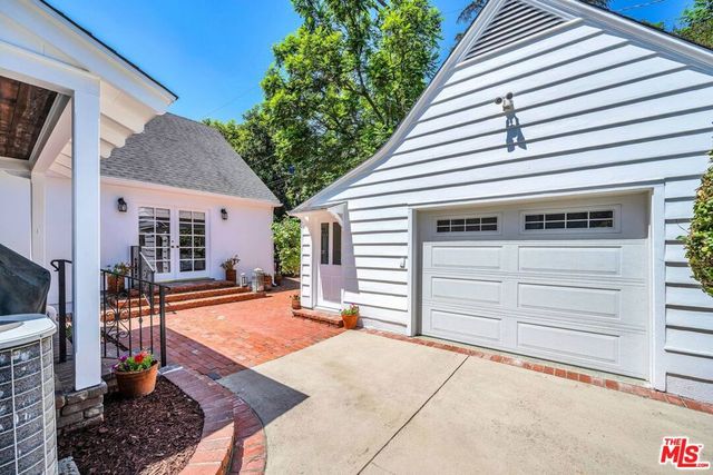 4049 Benedict Canyon Drive, Sherman Oaks, CA 91423