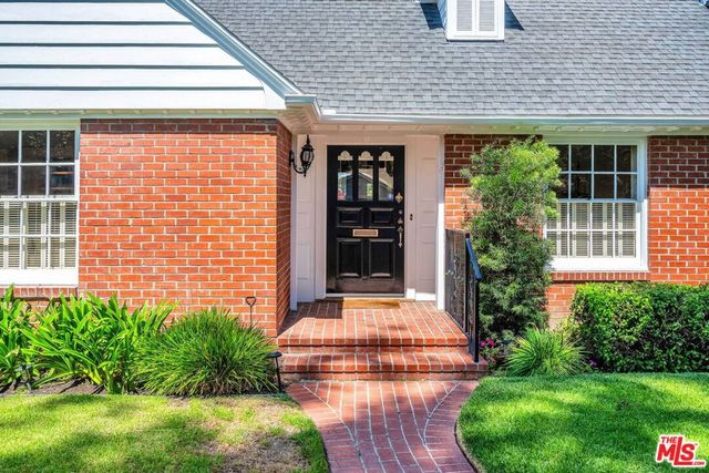 4049 Benedict Canyon Drive, Sherman Oaks, CA 91423