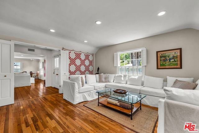 4049 Benedict Canyon Drive, Sherman Oaks, CA 91423