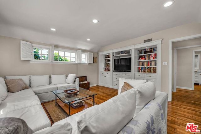 4049 Benedict Canyon Drive, Sherman Oaks, CA 91423