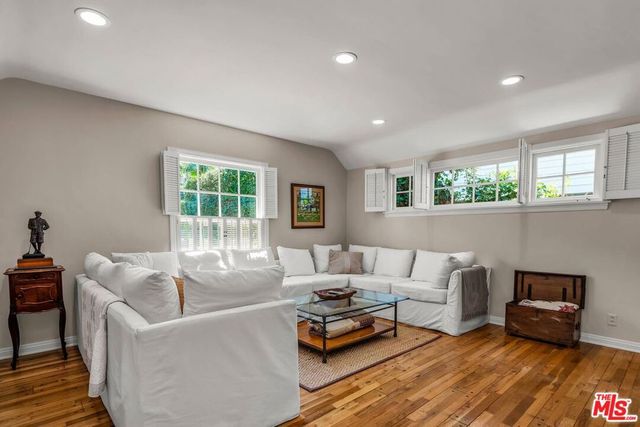 4049 Benedict Canyon Drive, Sherman Oaks, CA 91423