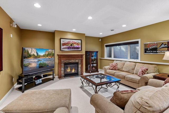 9260 Red Oak Drive, Victoria, MN 55386