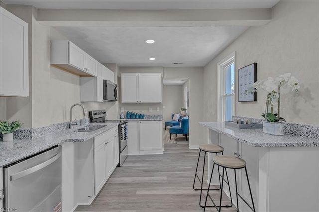 34 Pollux CIR W, Portsmouth, VA 23701