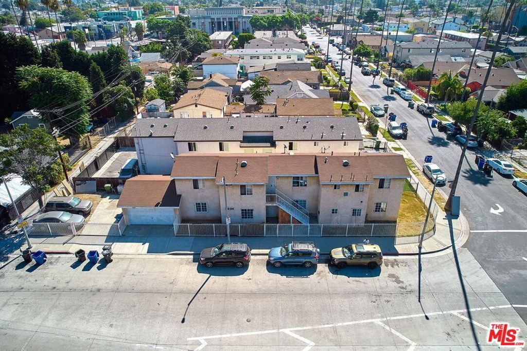 Image 5 of property listing at 353 W 77th Street, Los Angeles, CA 90003