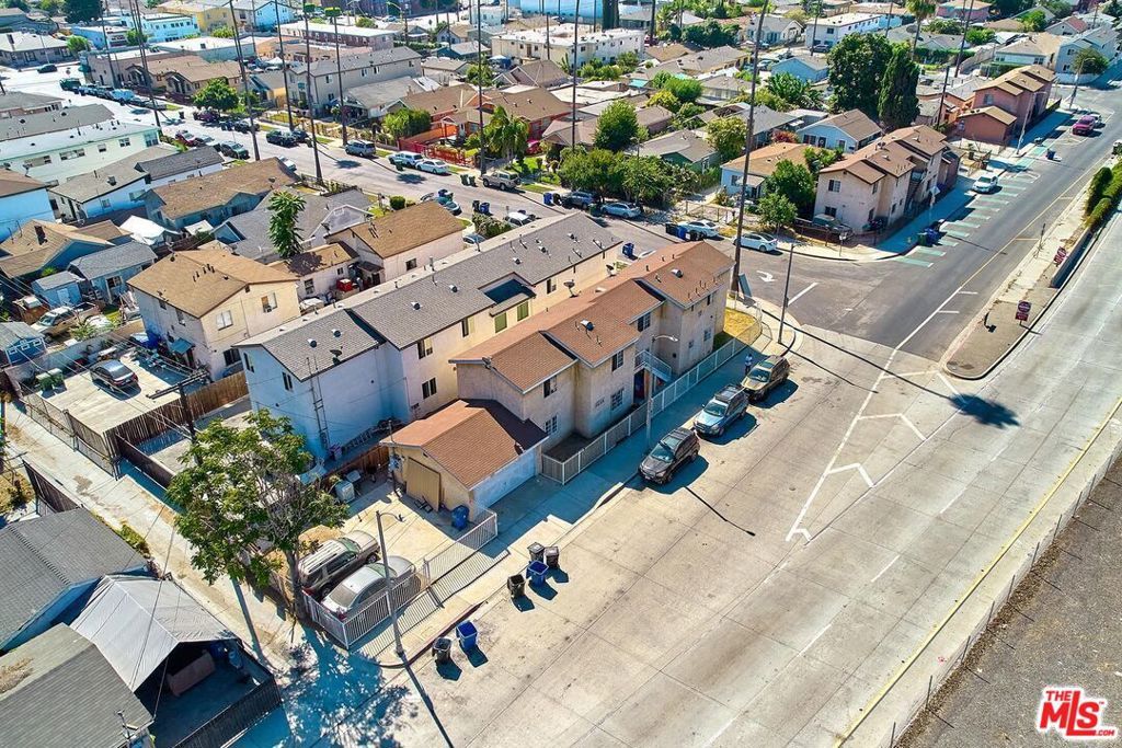 Image 6 of property listing at 353 W 77th Street, Los Angeles, CA 90003