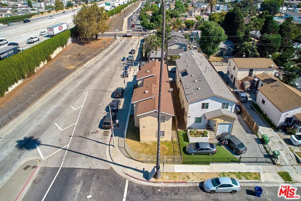 Image 7 of property listing at 353 W 77th Street, Los Angeles, CA 90003