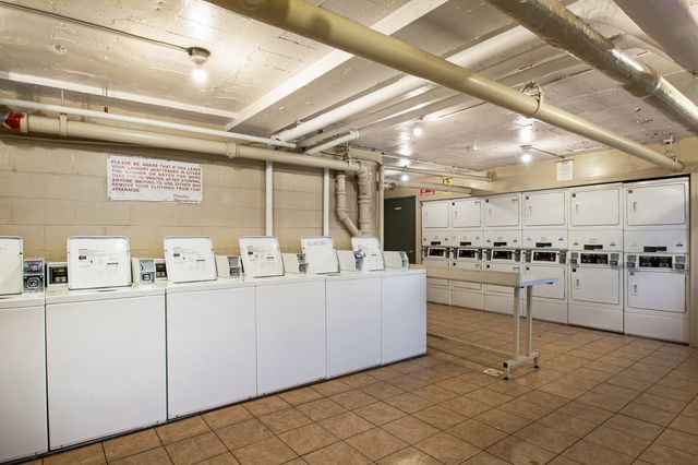 3410 N Lake Shore Drive 11G, Chicago, IL 60657