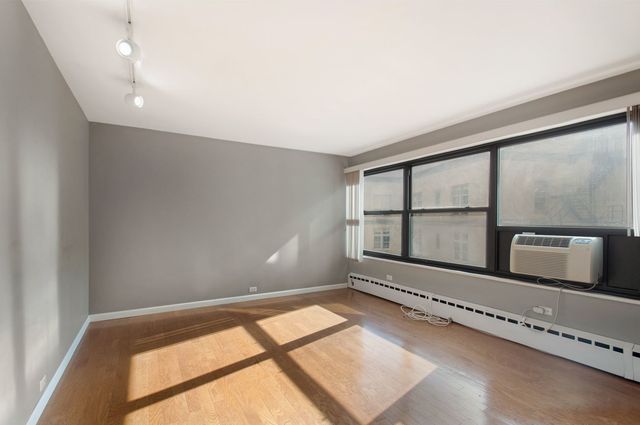 3410 N Lake Shore Drive 11G, Chicago, IL 60657