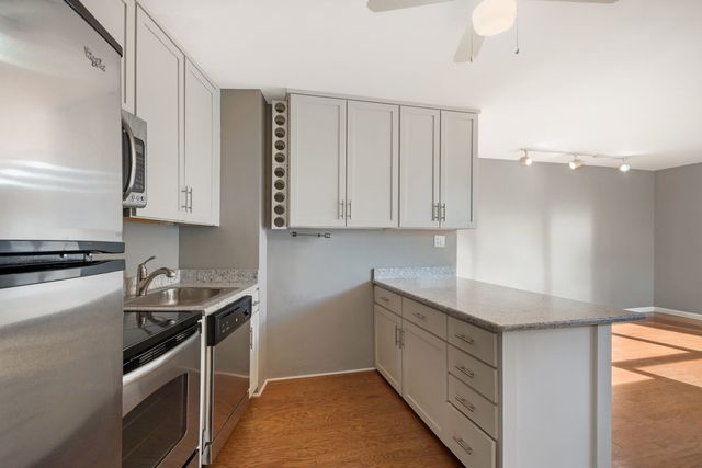 3410 N Lake Shore Drive 11G, Chicago, IL 60657