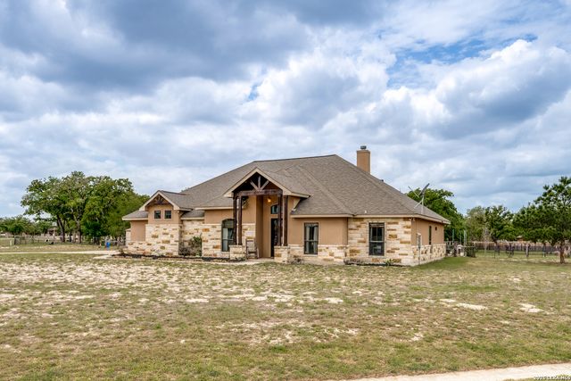 112 S Abrego Crossing, Floresville, TX 78114