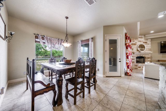 112 S Abrego Crossing, Floresville, TX 78114