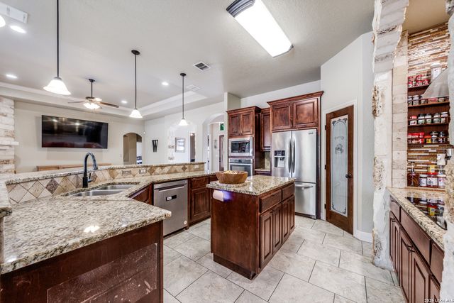 112 S Abrego Crossing, Floresville, TX 78114