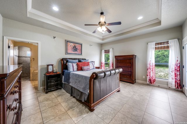 112 S Abrego Crossing, Floresville, TX 78114