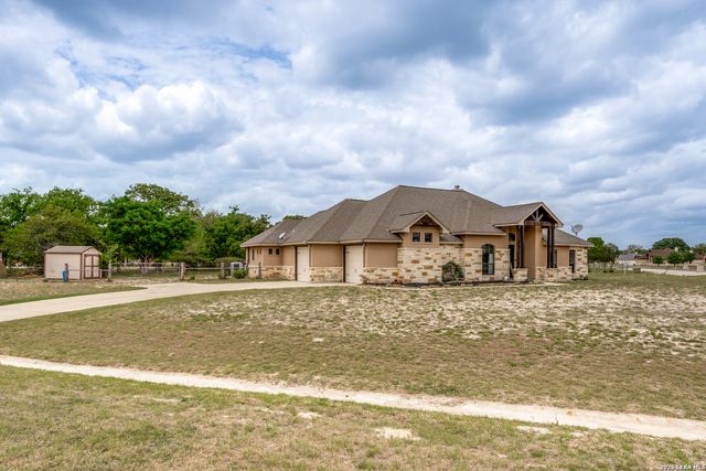 112 S Abrego Crossing, Floresville, TX 78114