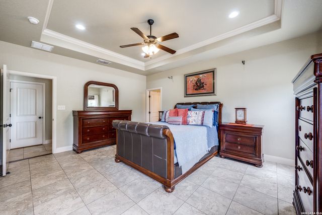 112 S Abrego Crossing, Floresville, TX 78114